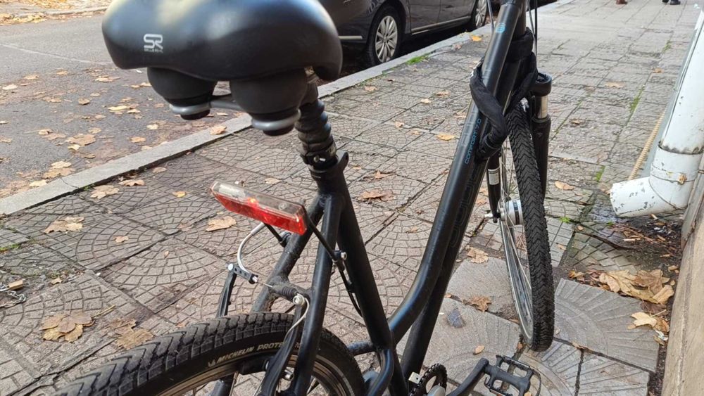 Черно градско колело с хубави гуми и светлини