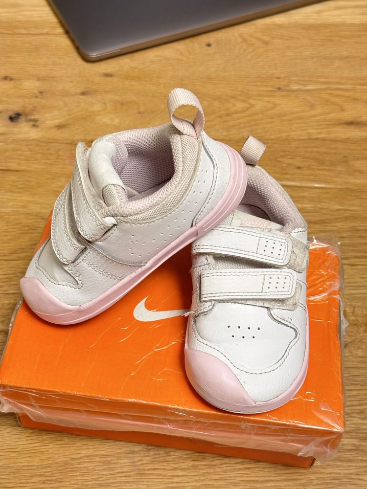 Adidasi bebelusi Nike, stare foarte buna, marimea 6 C, Eur 22