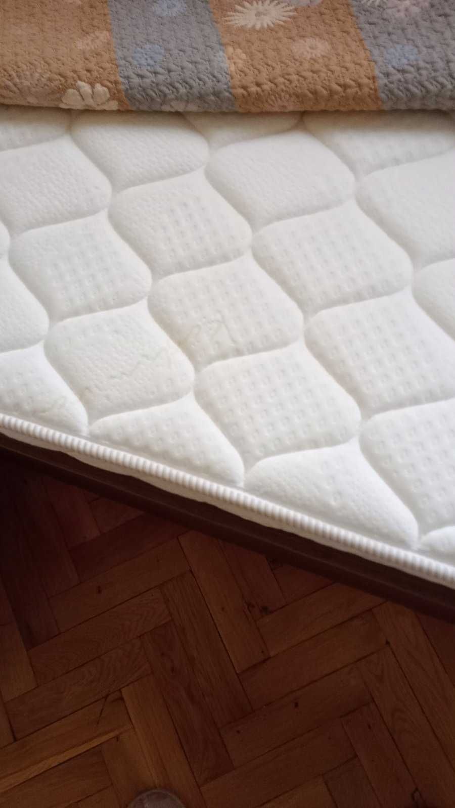 Легло с матрак в добро състояние