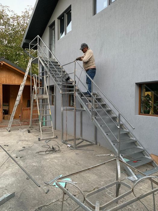 Confecționăm scări / scara metalice zincata pt casa, beci și incendiu