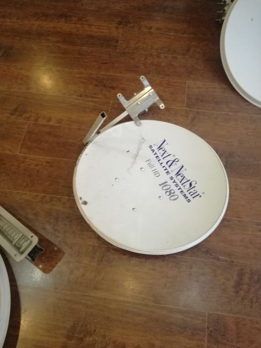Сателитни чинии със стойки