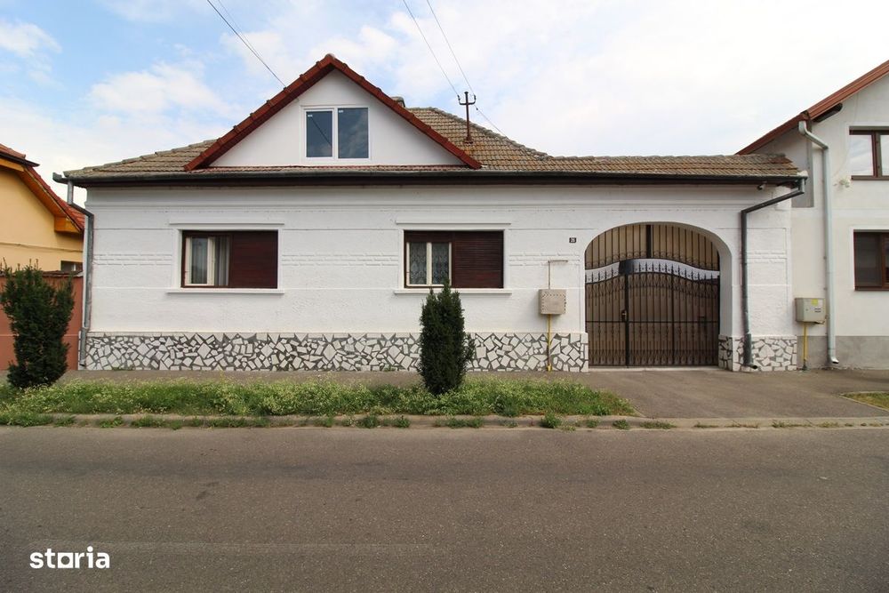 Vând casă în Orăștie P+Pod, zona Gheorghe Doja, teren 835mp, garaj...