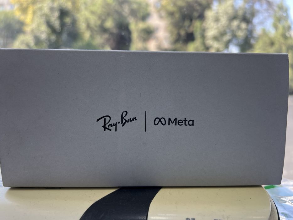 Ray ban/Meta  oq bilan qora shisha ocilmagan