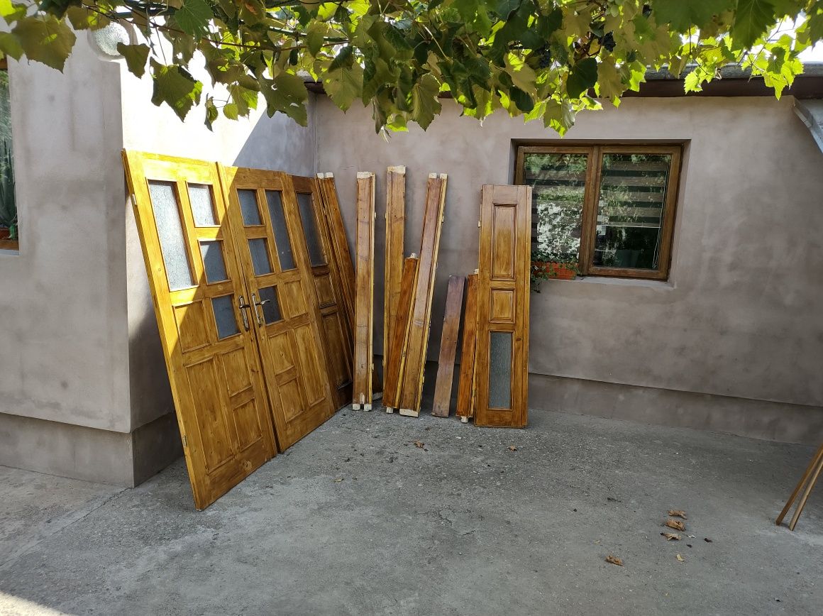 Vând două uși lemn masiv pentru exterior