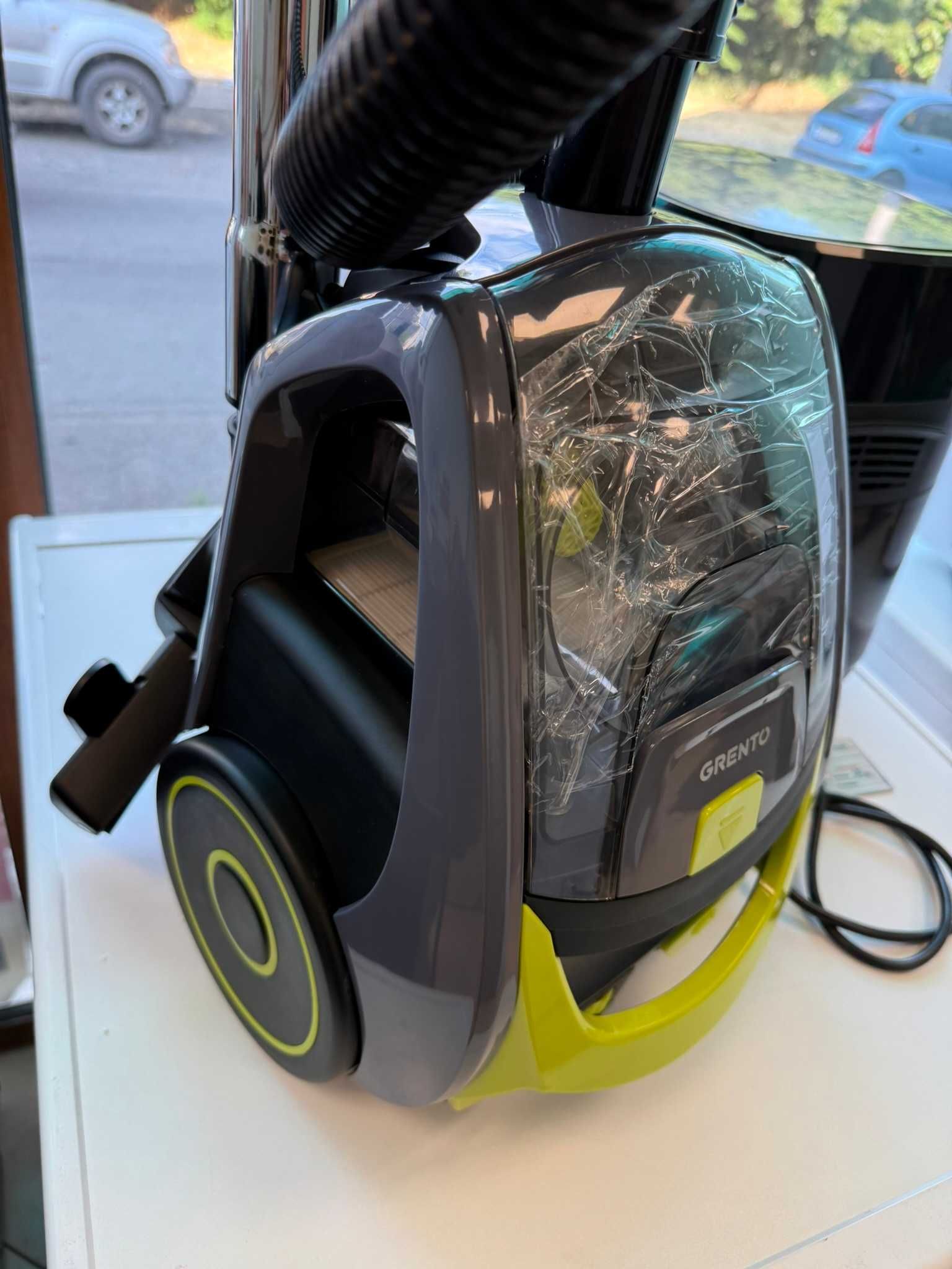 Прахосмукачка без торба Grento VC-A700, 700W, 1.5 л., Цвят черен/зелен