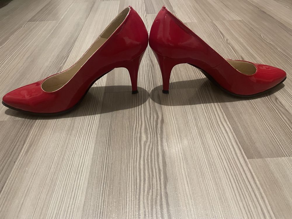 Pantofi cu toc roșii din piele naturală lăcuită