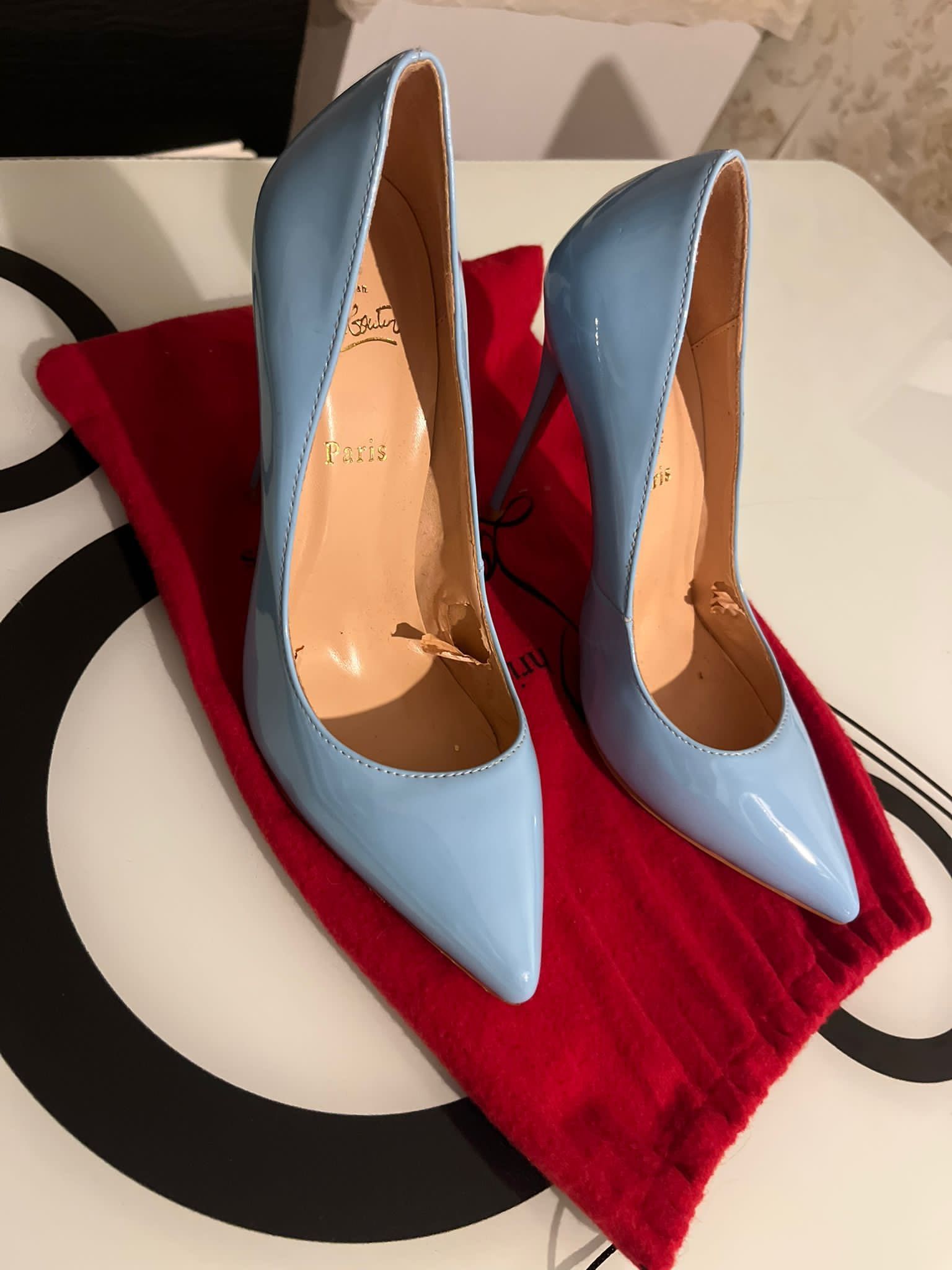 Vând pantofi stiletto Christian Louboutin