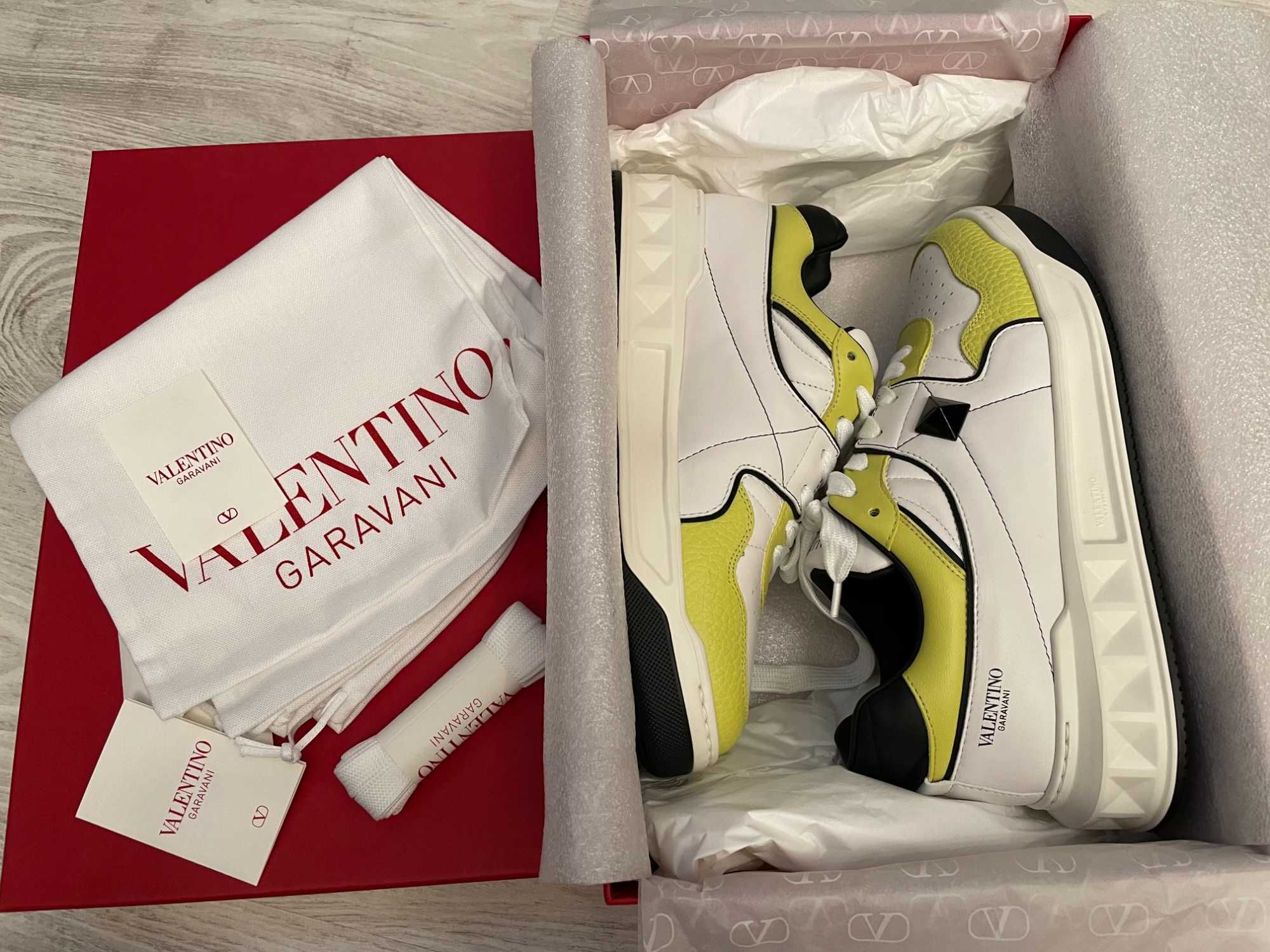 Valentino Garavani sneakers 44, originali, full box, retail 690 euro