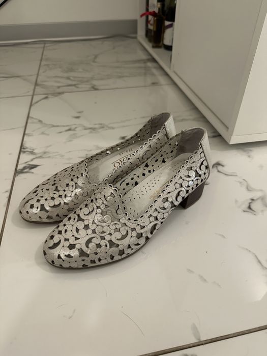 Дамски обувки на нисък ток