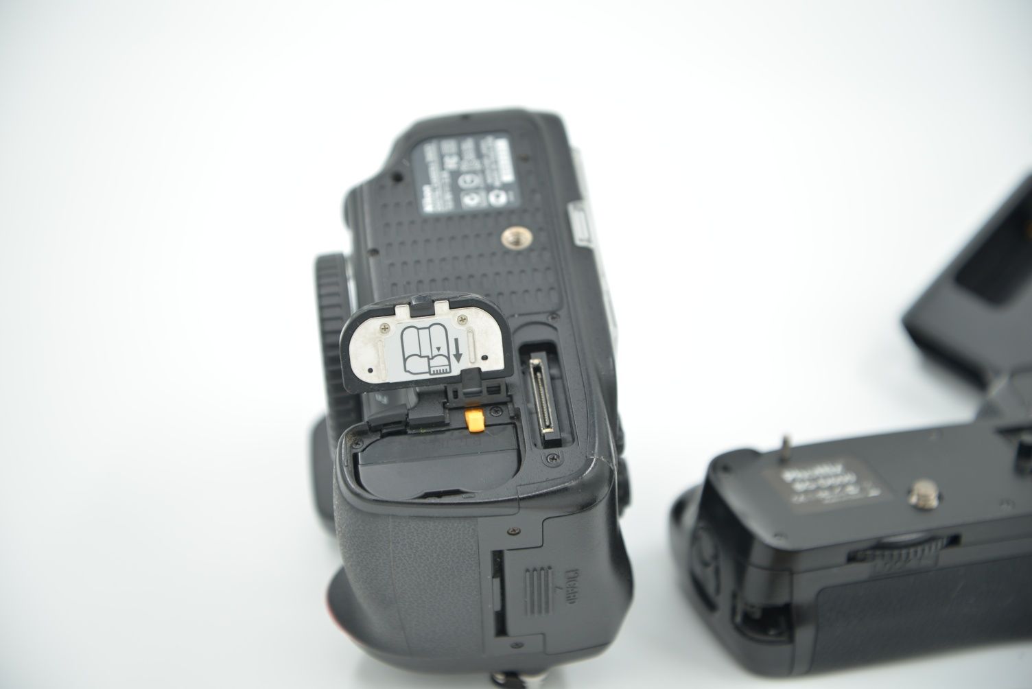 Body Nikon D600 full-frame stare excelenta cu accesorii