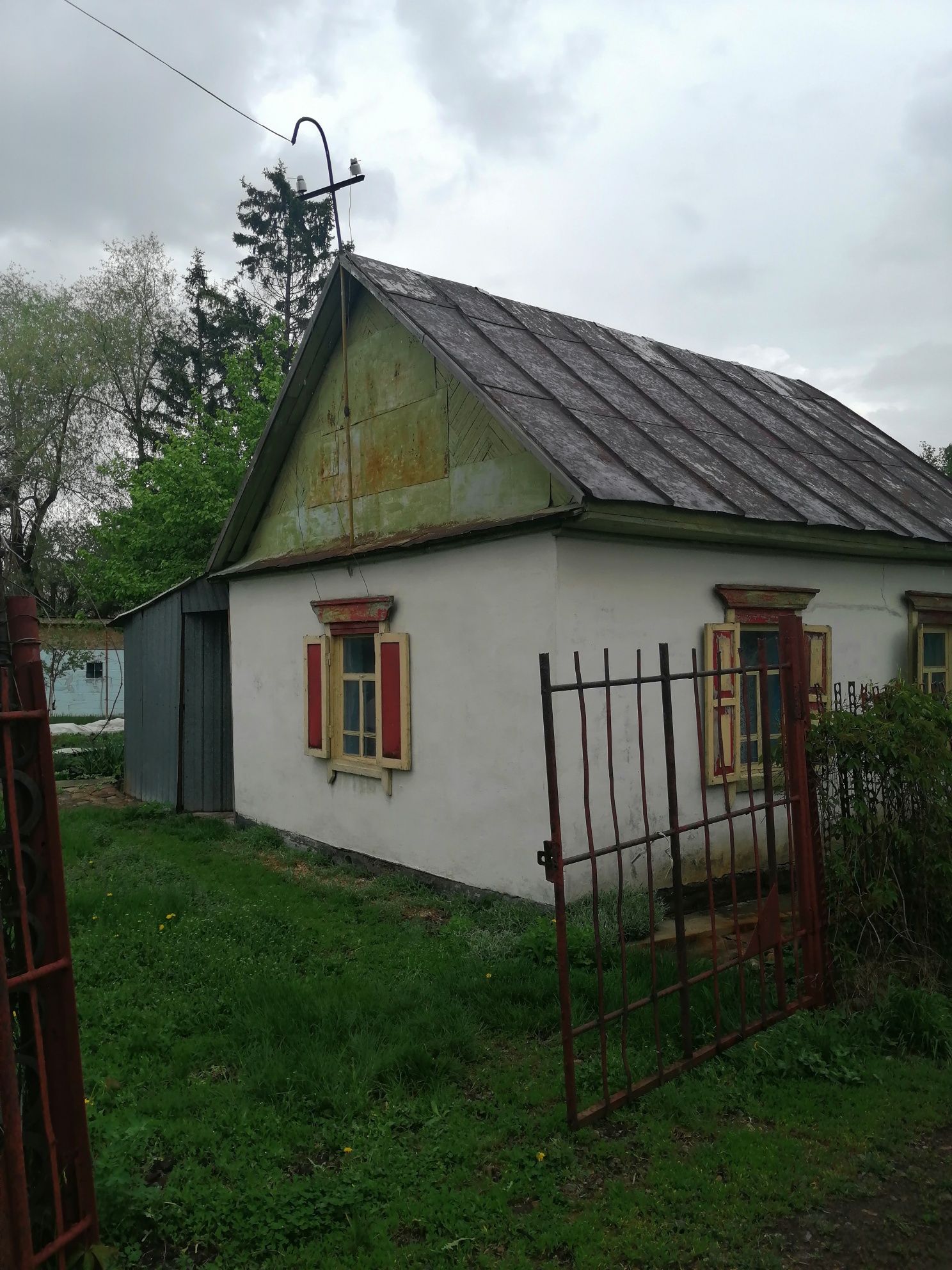 Продам дачу, рядом котлован.