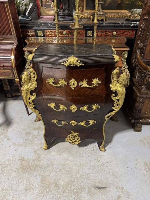 Comodă stil Ludovic XV, cu intarsii și aplicații din bronz