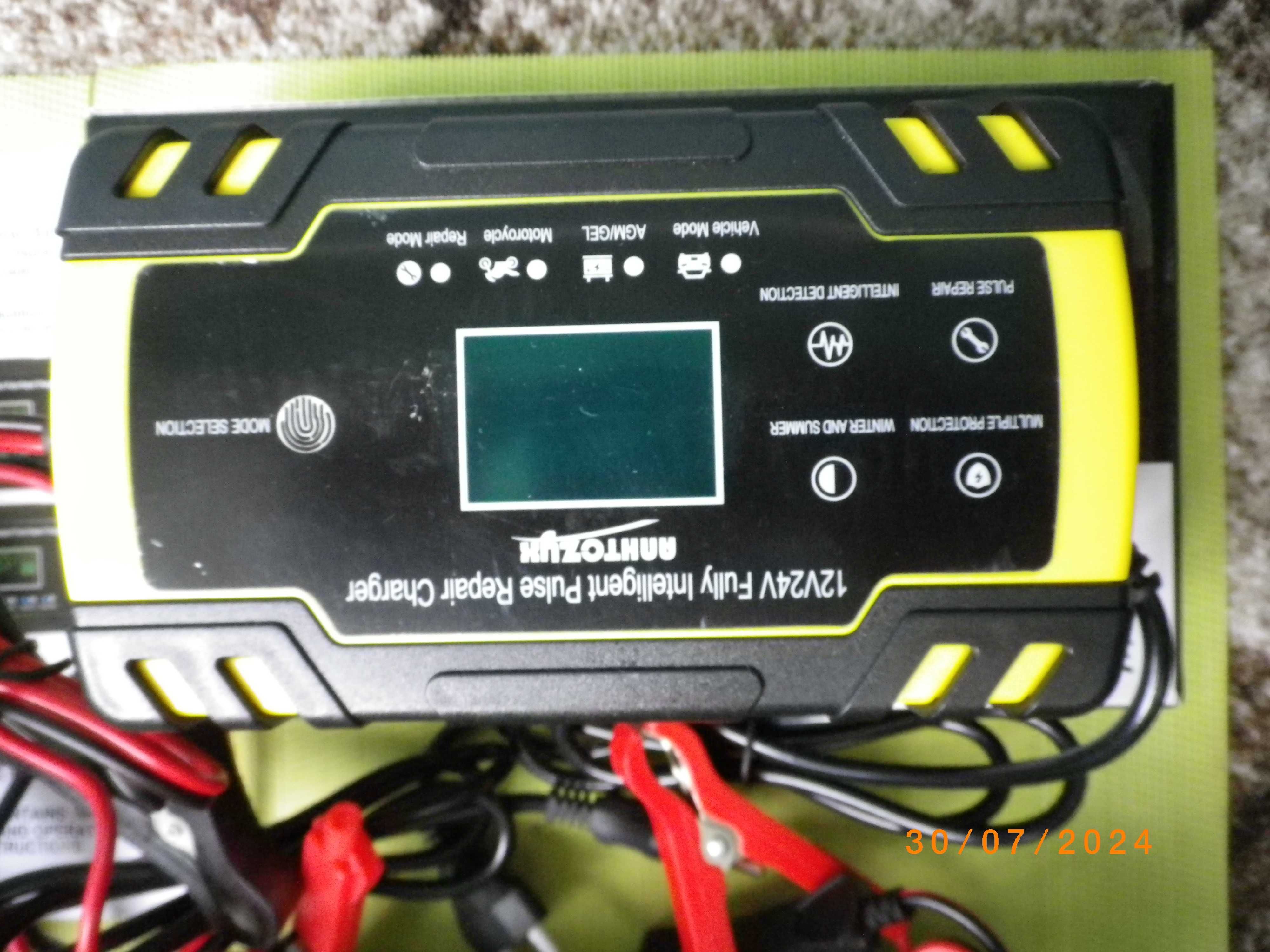 Цифрово SMART зарядно за акумулатори 12V/8A;24V/4A
