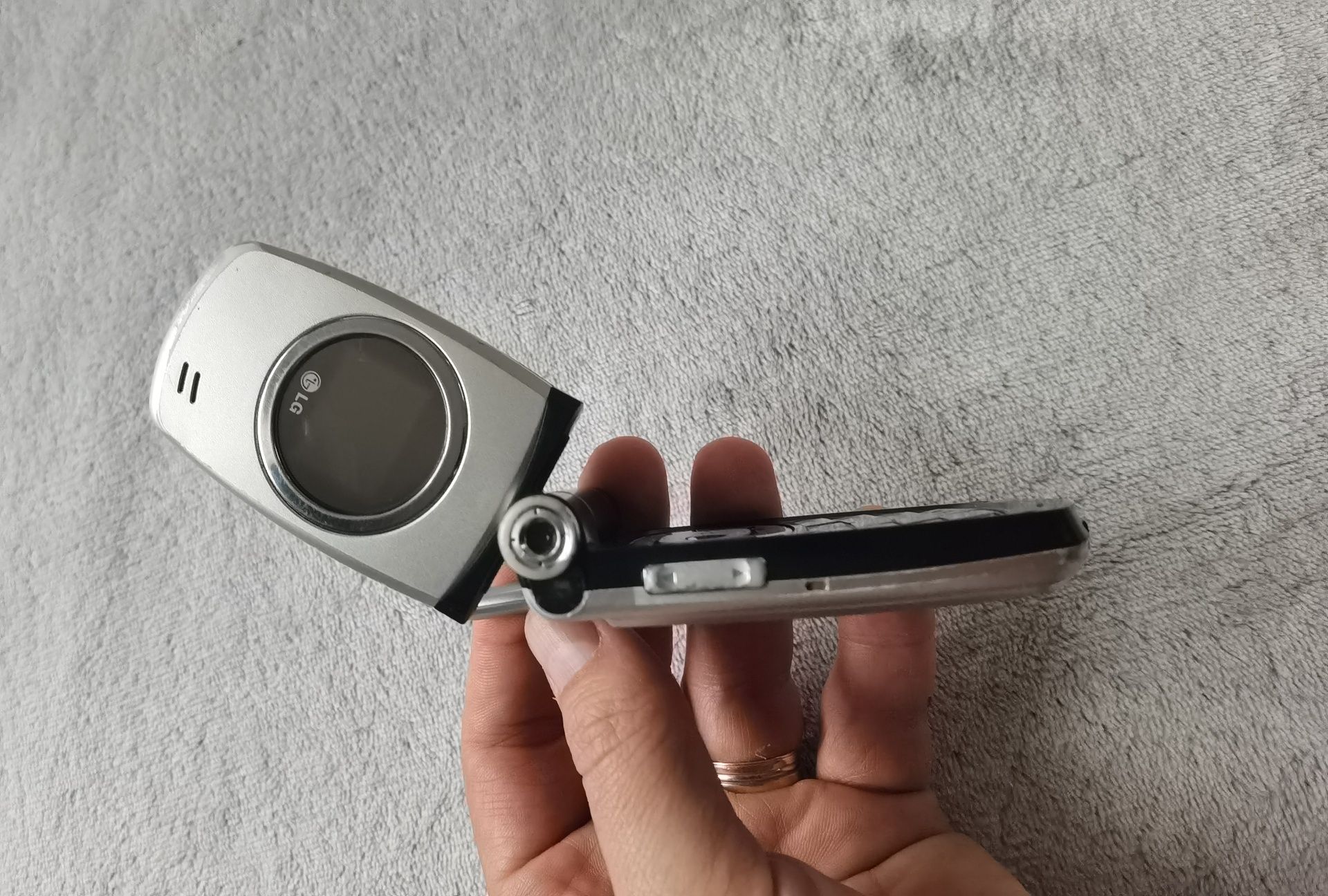 LG G7100 un telefon mai RAR