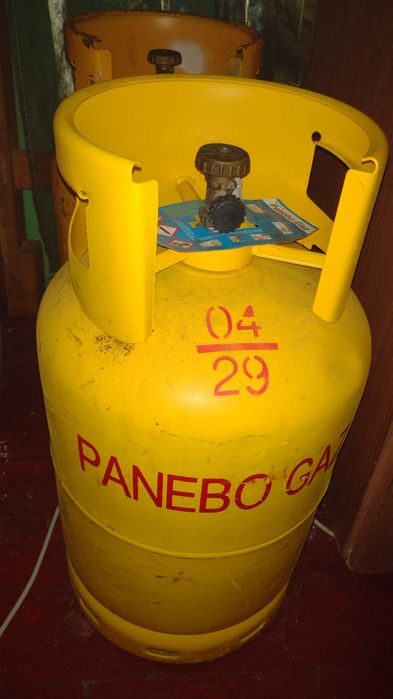 Vând 3 butelii pentru aragaz 200 lei buc.