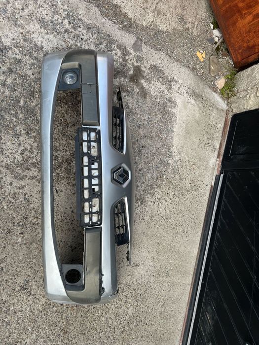 Vând 2 bări spate Megane 2 hatchback și o bara fata facelift avariata