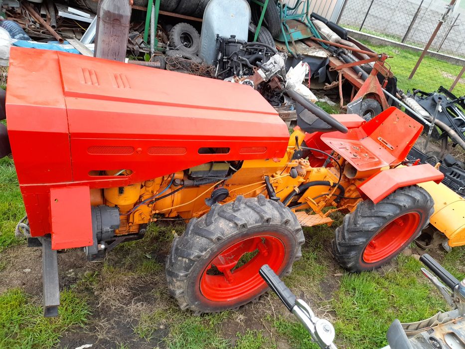 Tractor 4x4 articulat Valpadana asemănător cu Pasquali