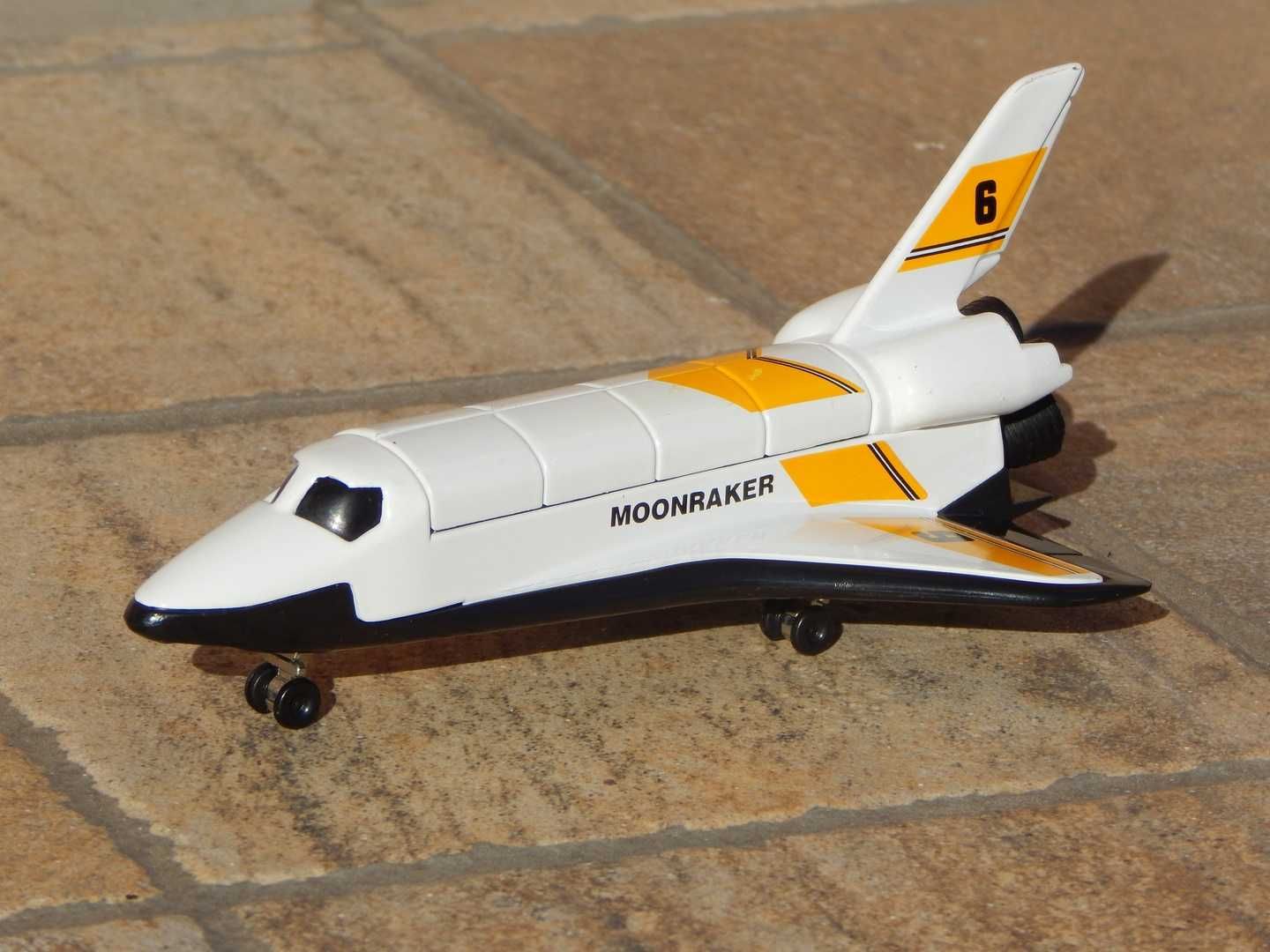 Macheta nava spatiala orbitala Space Shuttle Moonraker Corgi + satelit