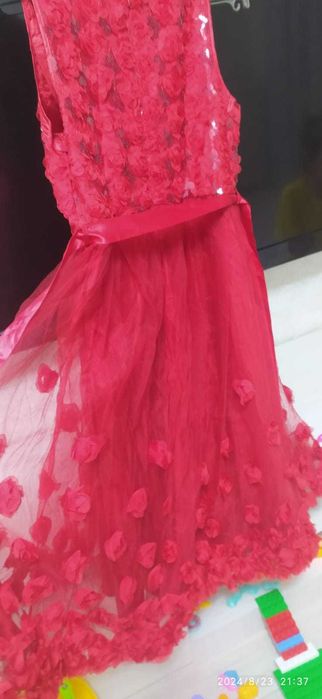 Платье новое  подойдет как подросткам так и на девушку постарше