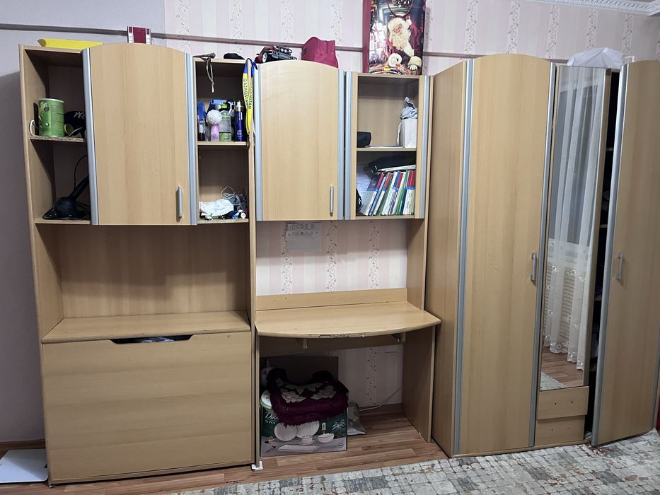 Продам мебельный гарнитурһ с двумя кроватями.