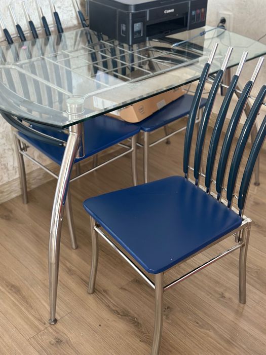 Стол вместе с стульями