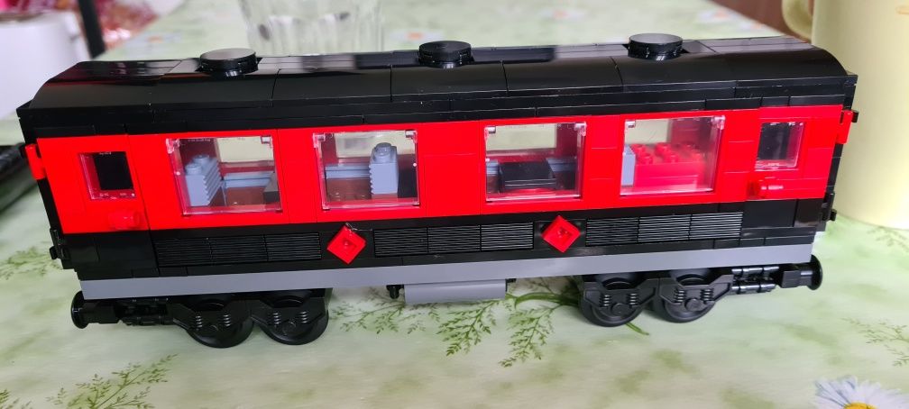 Lego tren 10194 Emerald Night pe rosu