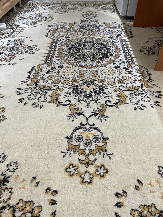 Шерстяной ковер в хорошем состоянии