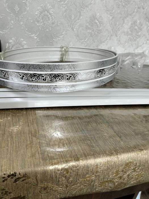 Продам потолочный карниз с ободком имеются кронштейны ,новый