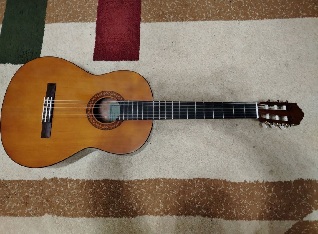 Продаётса гитара Yamaha c40