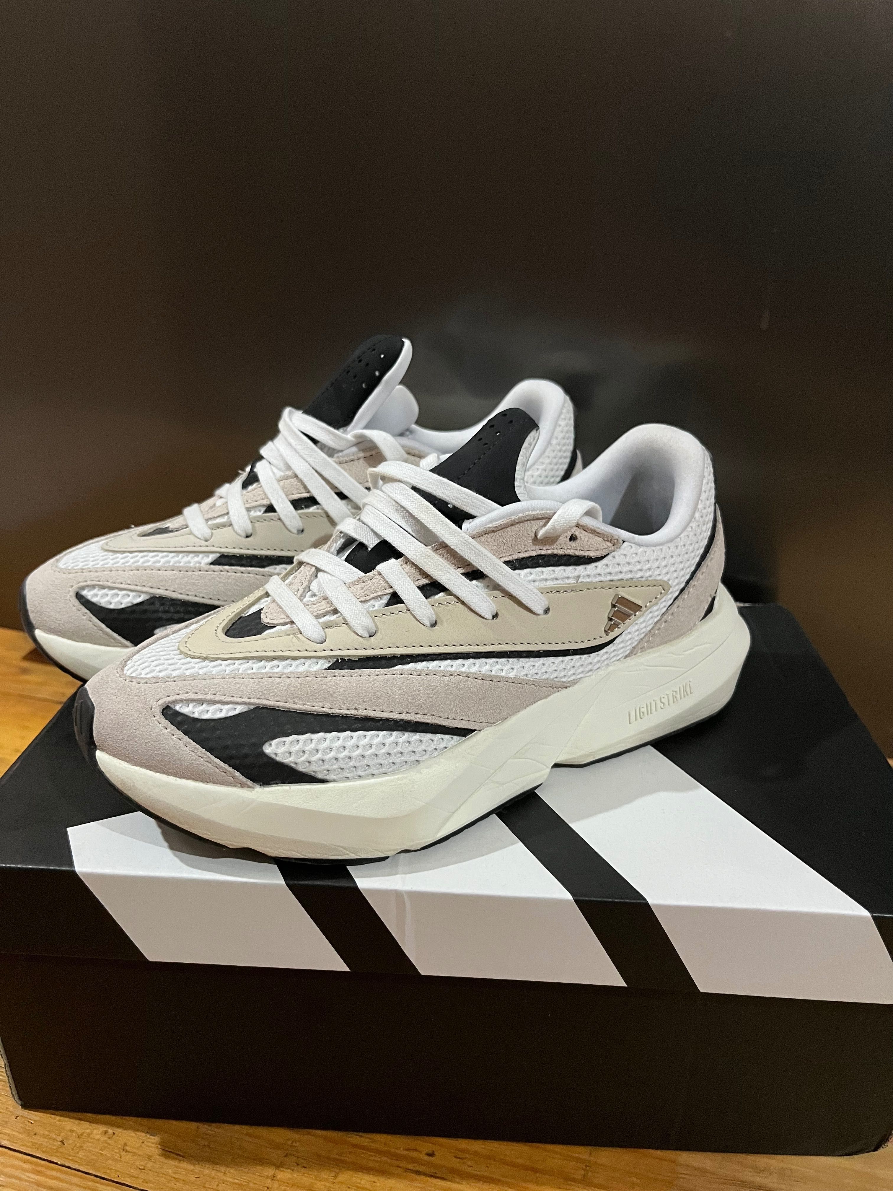 Маратонки Adidas lightblaze