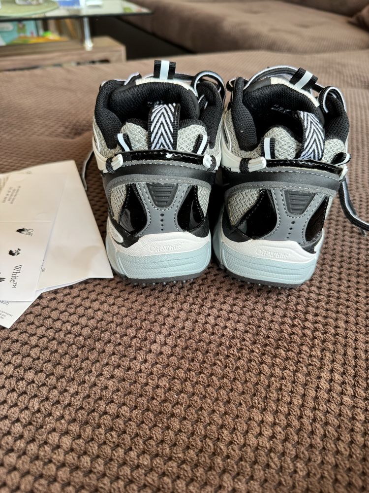 Продавам дамски маратонки Off White “Be Right Back”