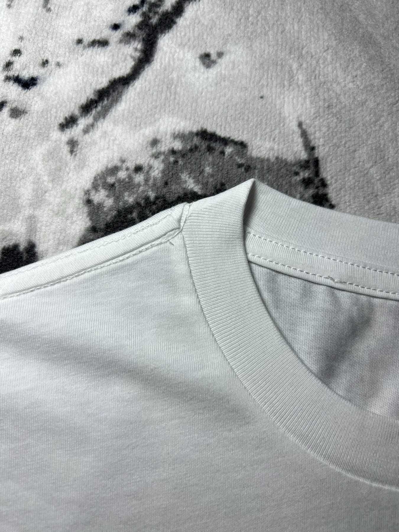Автентична Versace Jeans Couture Бяла Тениска ЗЛАТНА 3D щампа