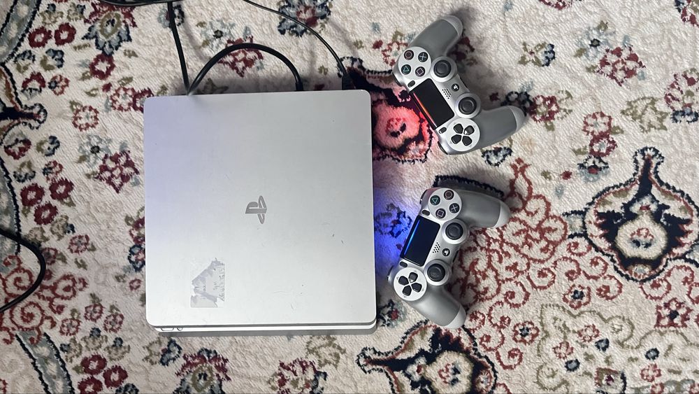 ‼️ПРОДАМ PS4 в необычном цвете по выгодной цене‼️