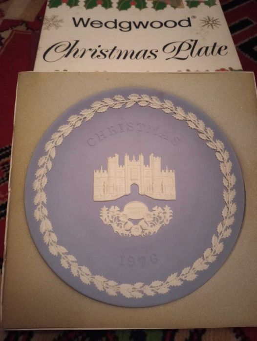 Vand farfurie decorata manual pt Craciun made in England by Wedgwood