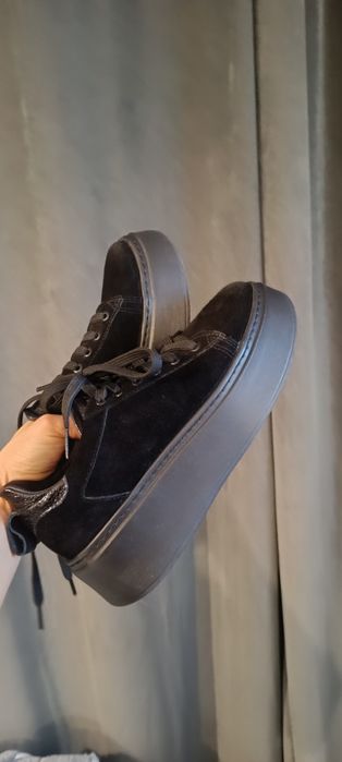 Чехли Guess, кецове Bianki, обувки на ток, сандали