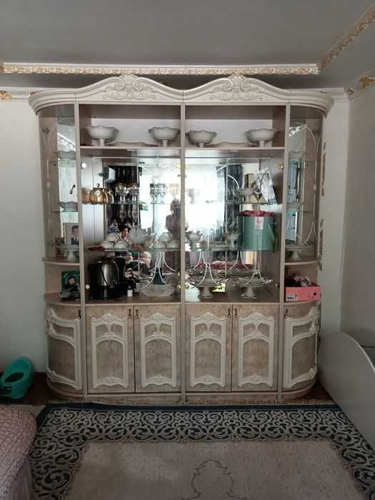 Срочно!!! продам сервант. Длина 2,40 ,ширина 2,35