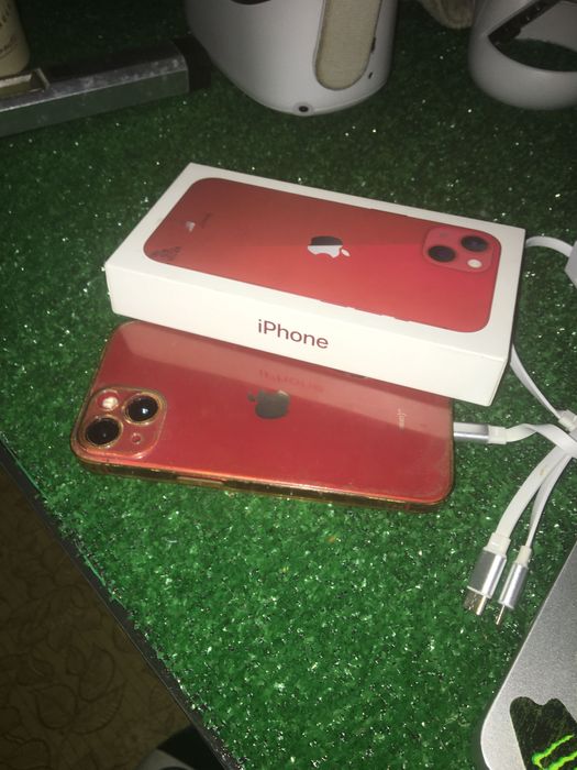 iPhone 13 256gb червен