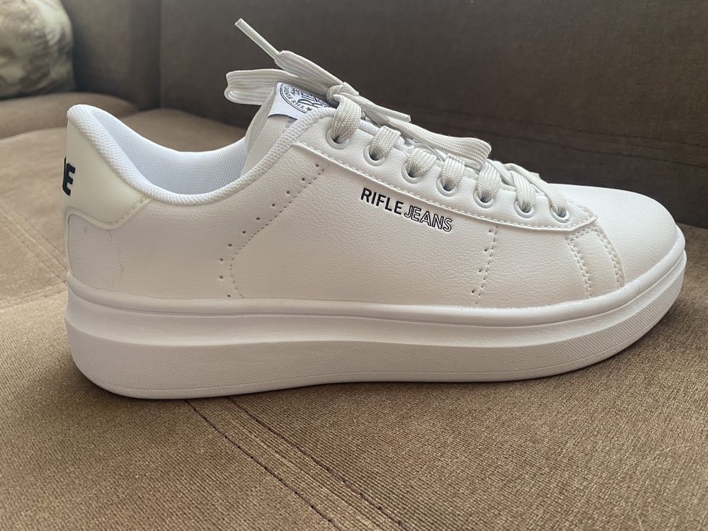 Чисто нови бели sneakers  RIFLE unisex