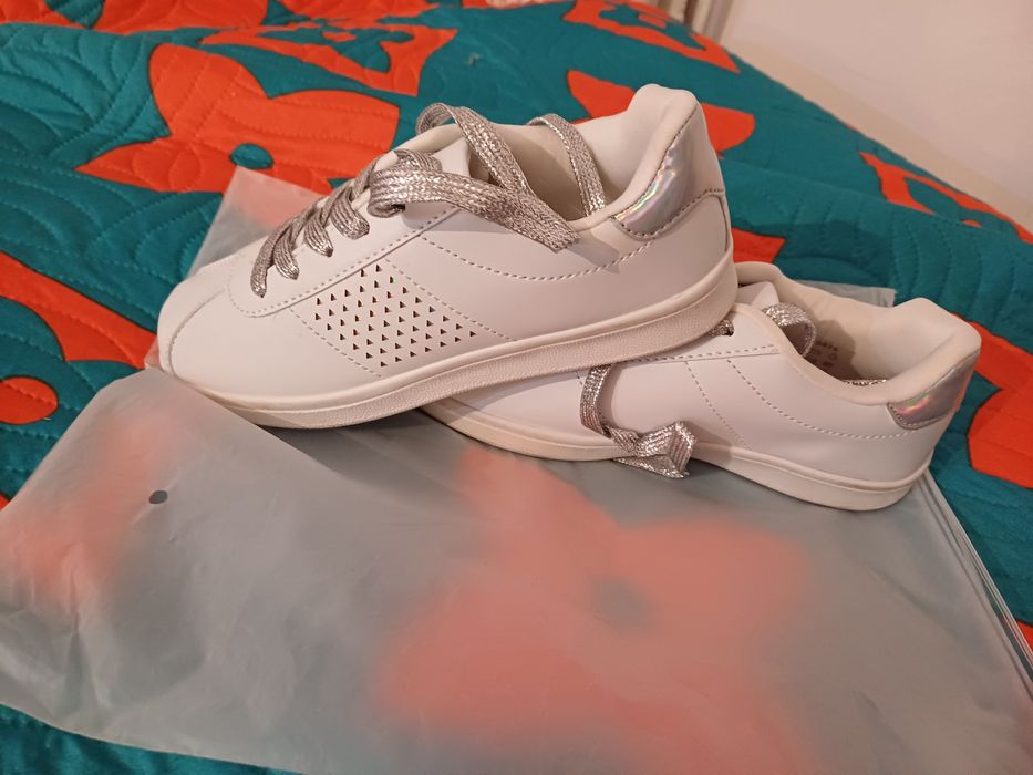 Продам кросовки белые