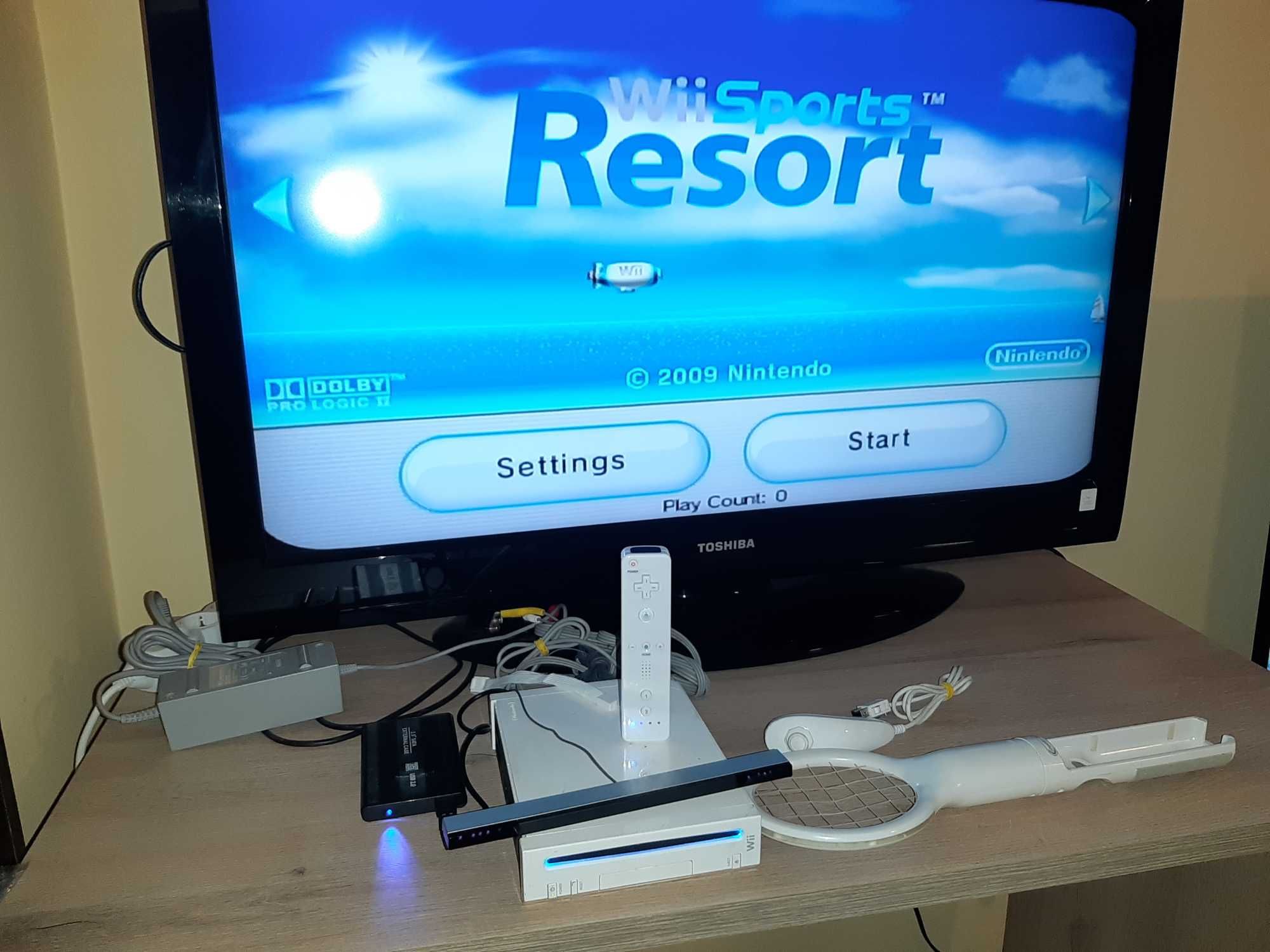 Нинтендо Nintendo Wii комплект цената е за всичко 72 игри на хард диск