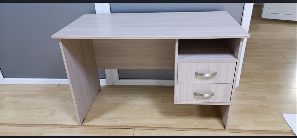 Стол и стулья в идеальном состоянии