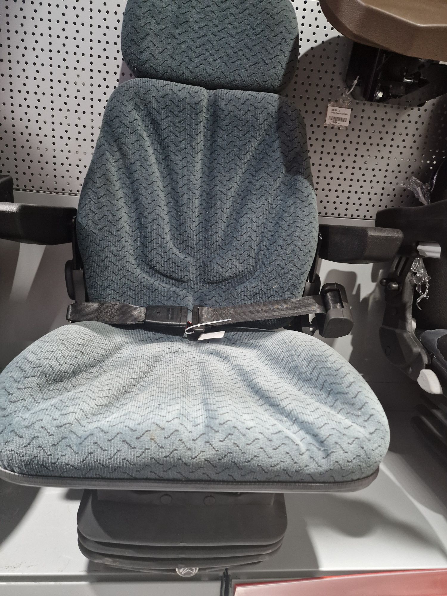 Scaun cu suspensie pneumatica tractor utilaje agricole de tip gramer f
