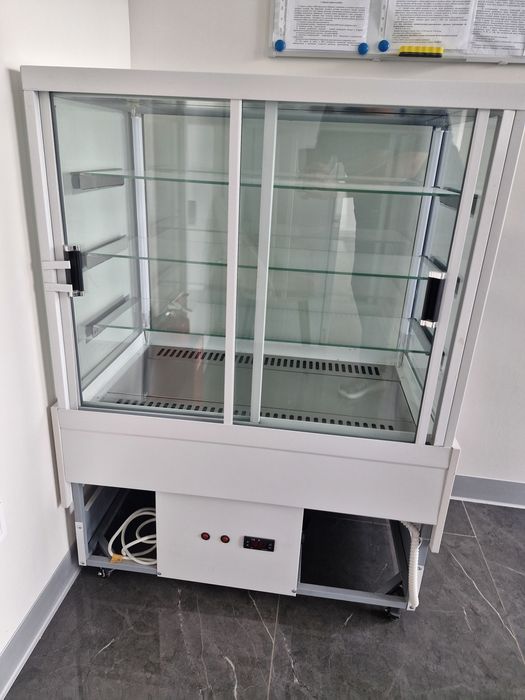 Продам кондитерскую витрину.