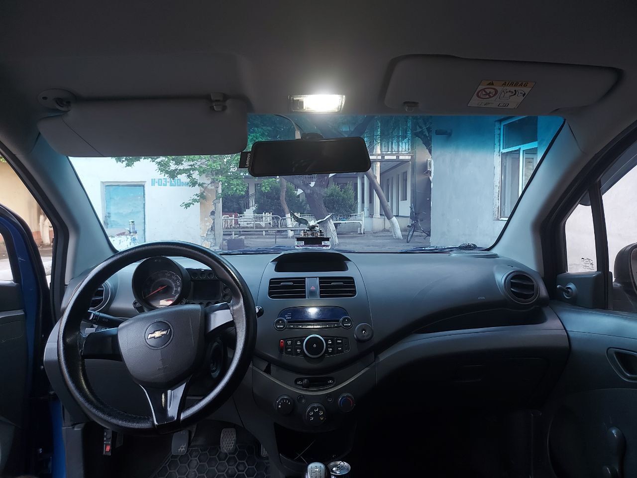 Automobil spark yili 2014 4ta joyida pyatnosi bor qogan joyi toza.