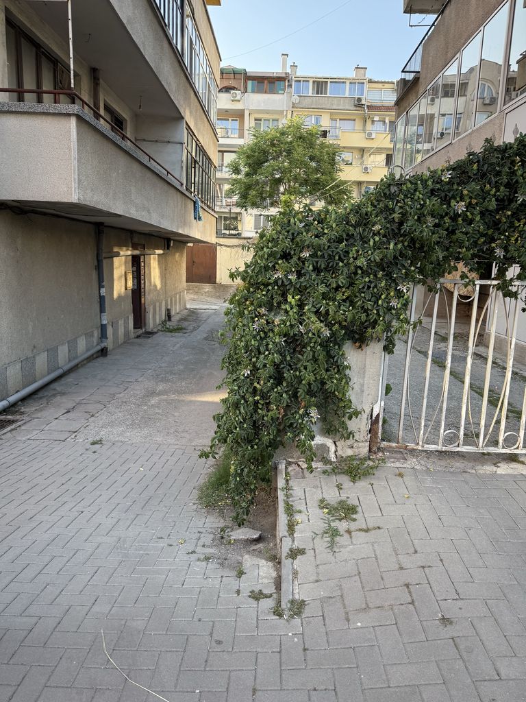Дава се под наем Гараж / Паркомясто в Бургас, Център - 22 кв.м за 71.4 € - Снимка #3