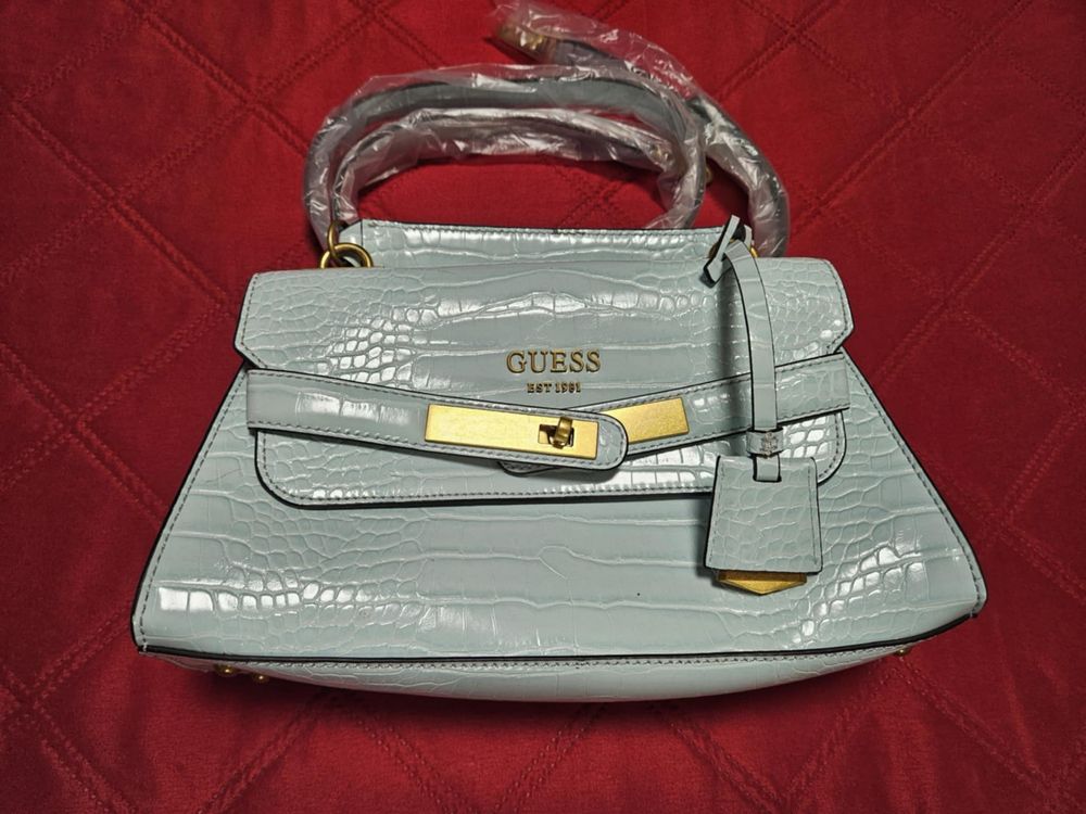 Продавам оригинална чанта Guess