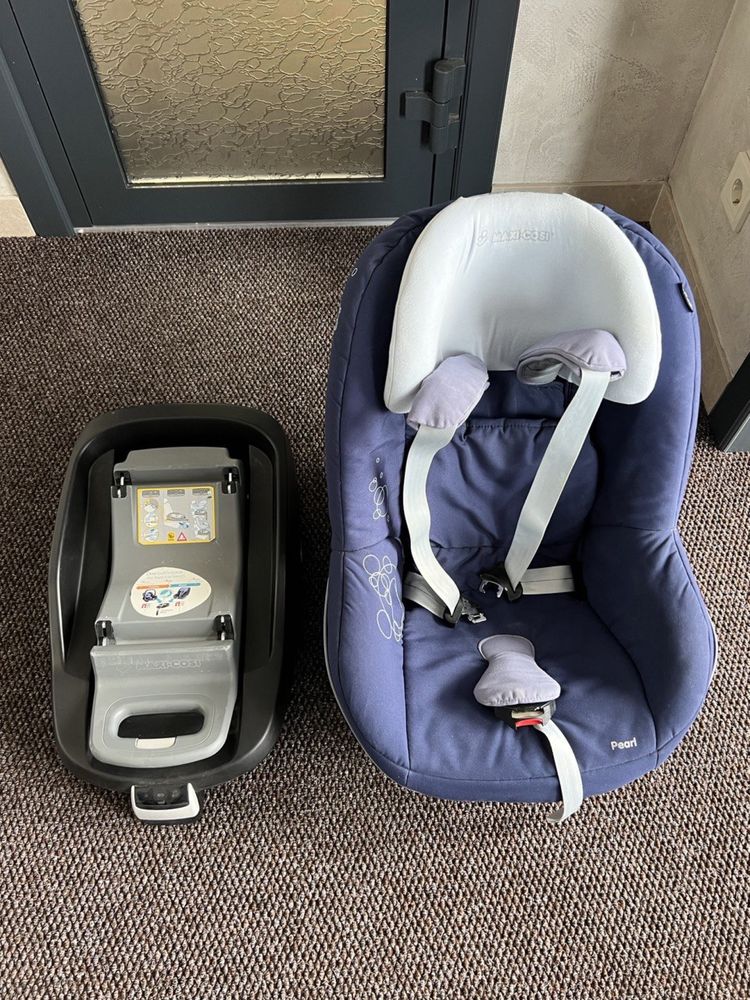 Продам 2 авто кресла Maxi-Cosi Pebble/Pearl и установку FamilyFix