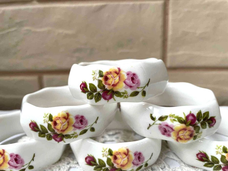 Красиви пръстени от костен порцелан от Англия с рози