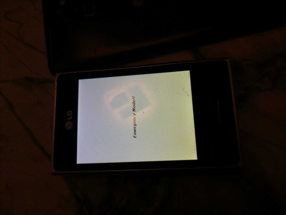ДВА неработещи смарт телефона LG за 20лв