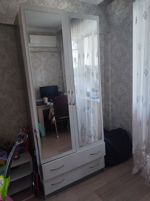 Шкаф зеркальный с ящиками и штангой
